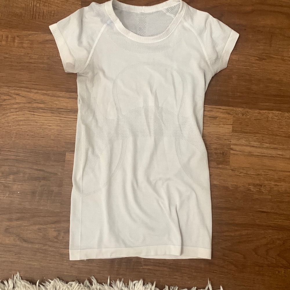 Lululemon Swiftly Tech Short Sleeve - Size 4